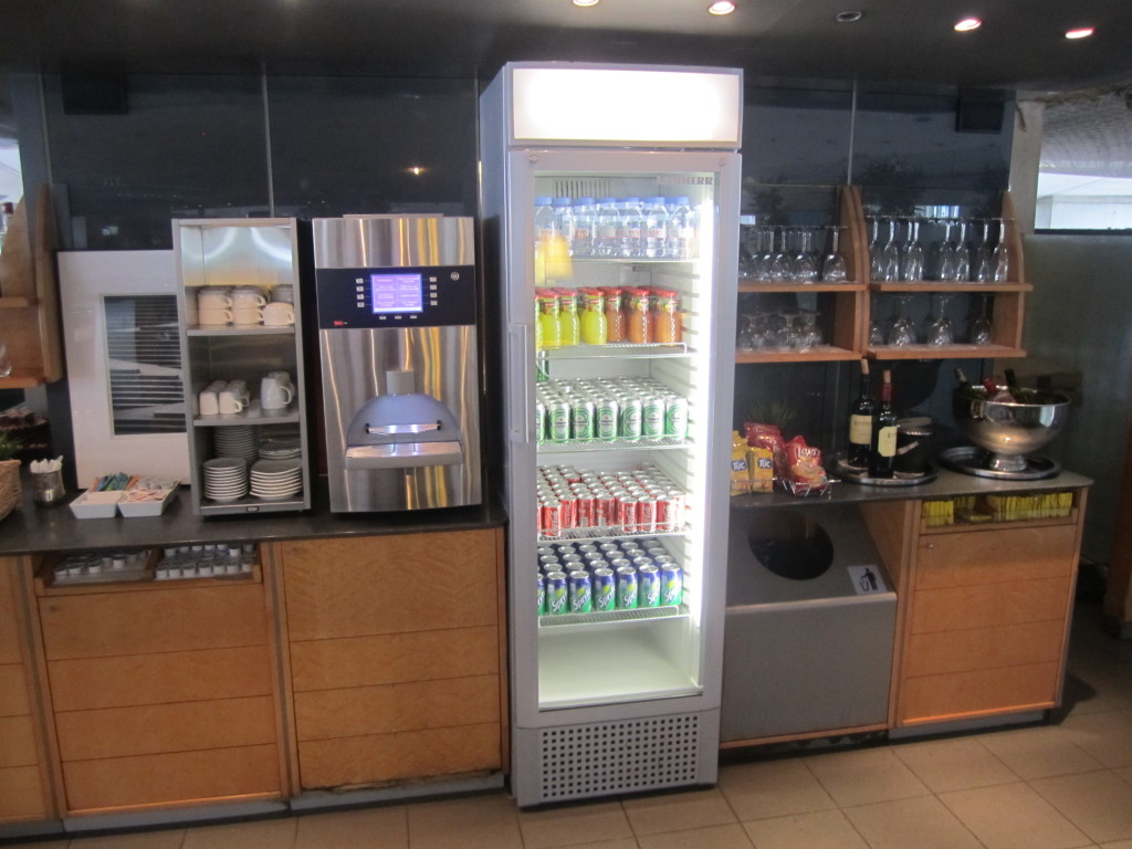 un refrigerador al lado de una ventana