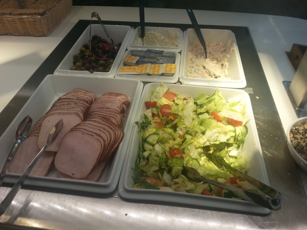 bandeja con diferentes tipos de comida