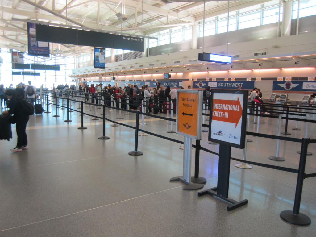 un grupo de personas en un aeropuerto
