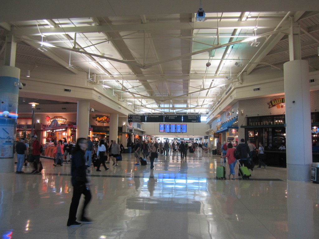 un grupo de personas caminando en un aeropuerto