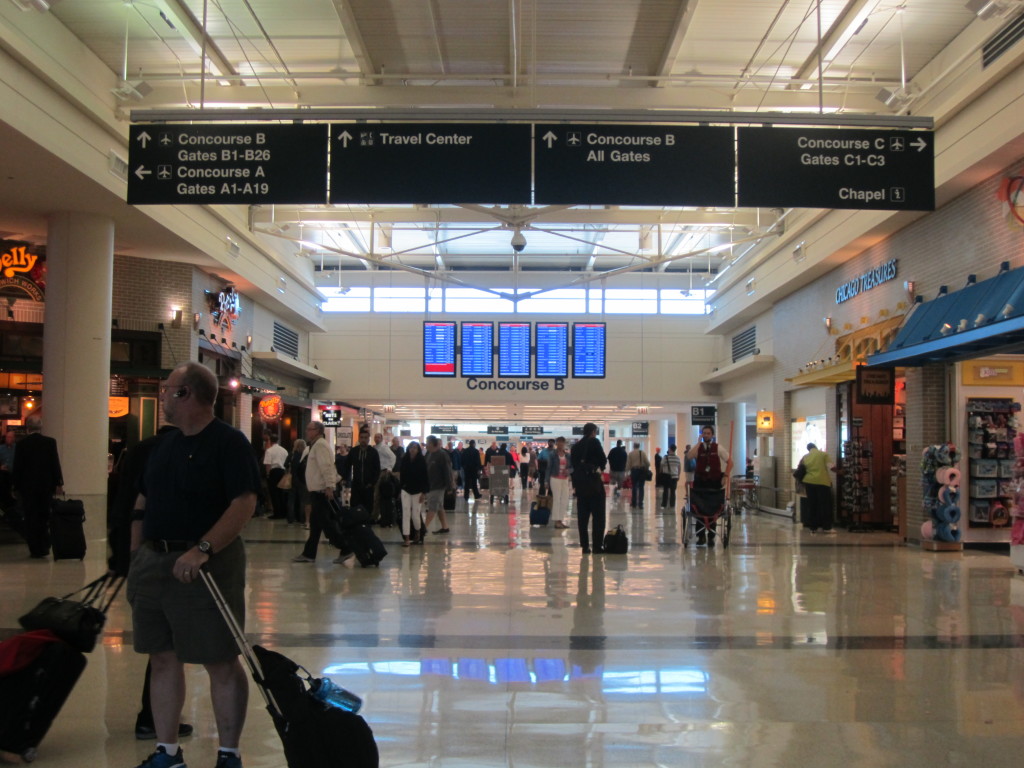 un grupo de personas con equipaje en un aeropuerto