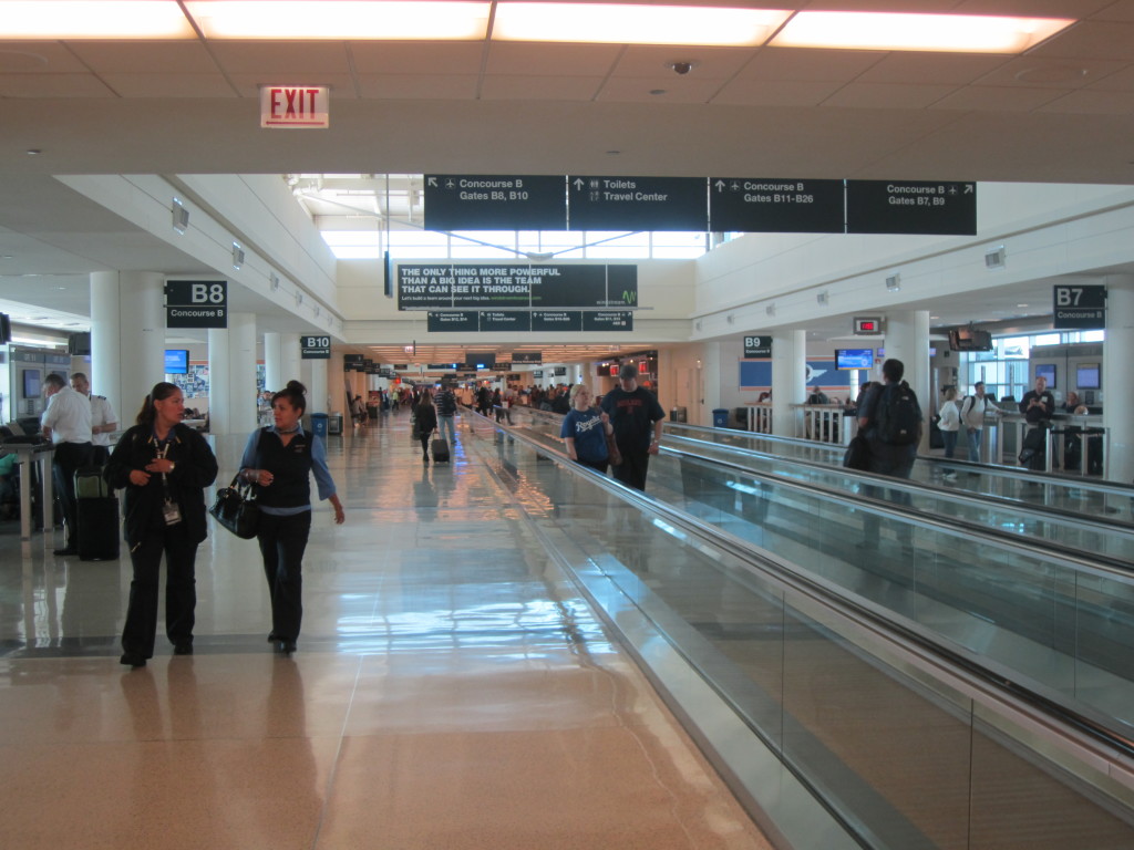 personas en un aeropuerto