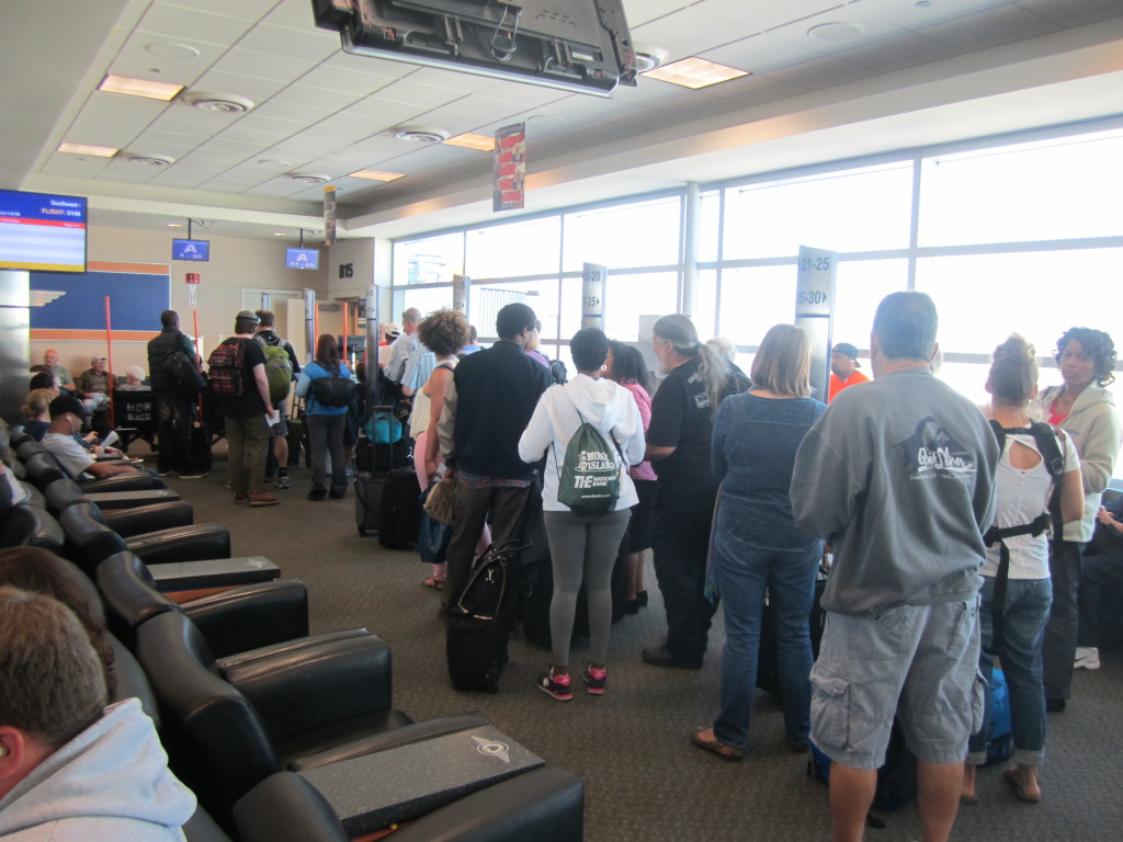 un grupo de personas con equipaje en un aeropuerto