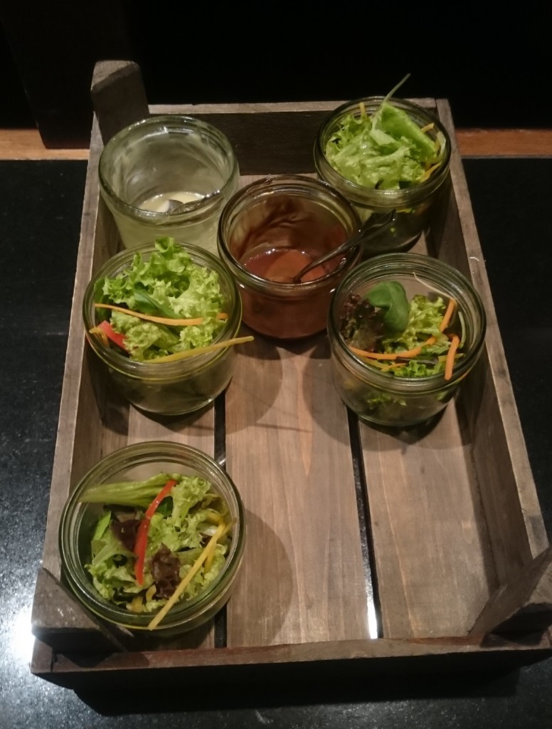 una bandeja con una ensalada
