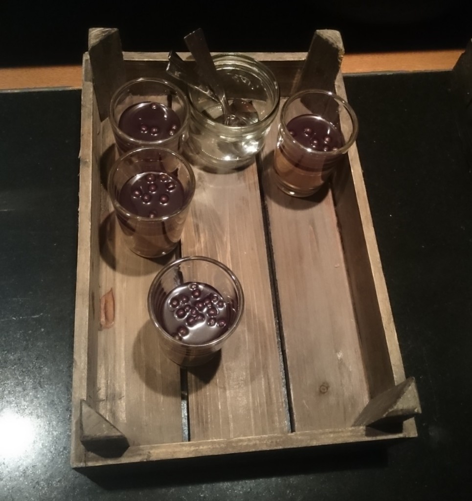 botella y copa de vino en una mesa de madera