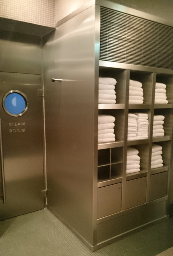 un refrigerador con la puerta abierta