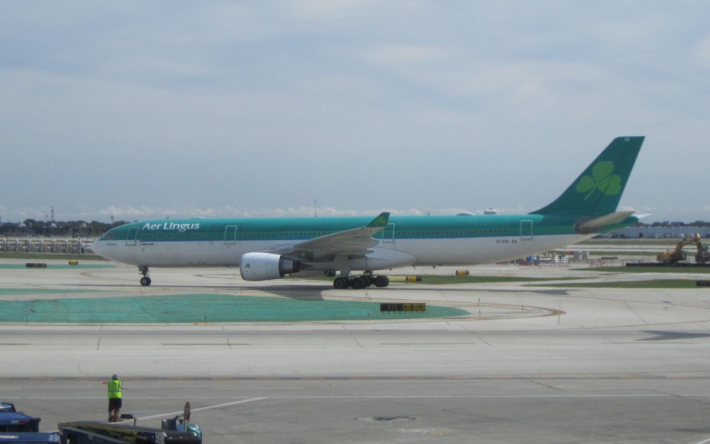 un avión estacionado en una pista de aeropuerto