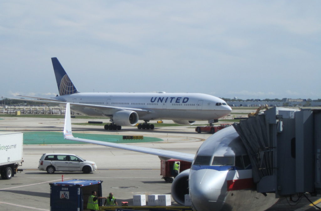 un avión estacionado en una pista de aeropuerto