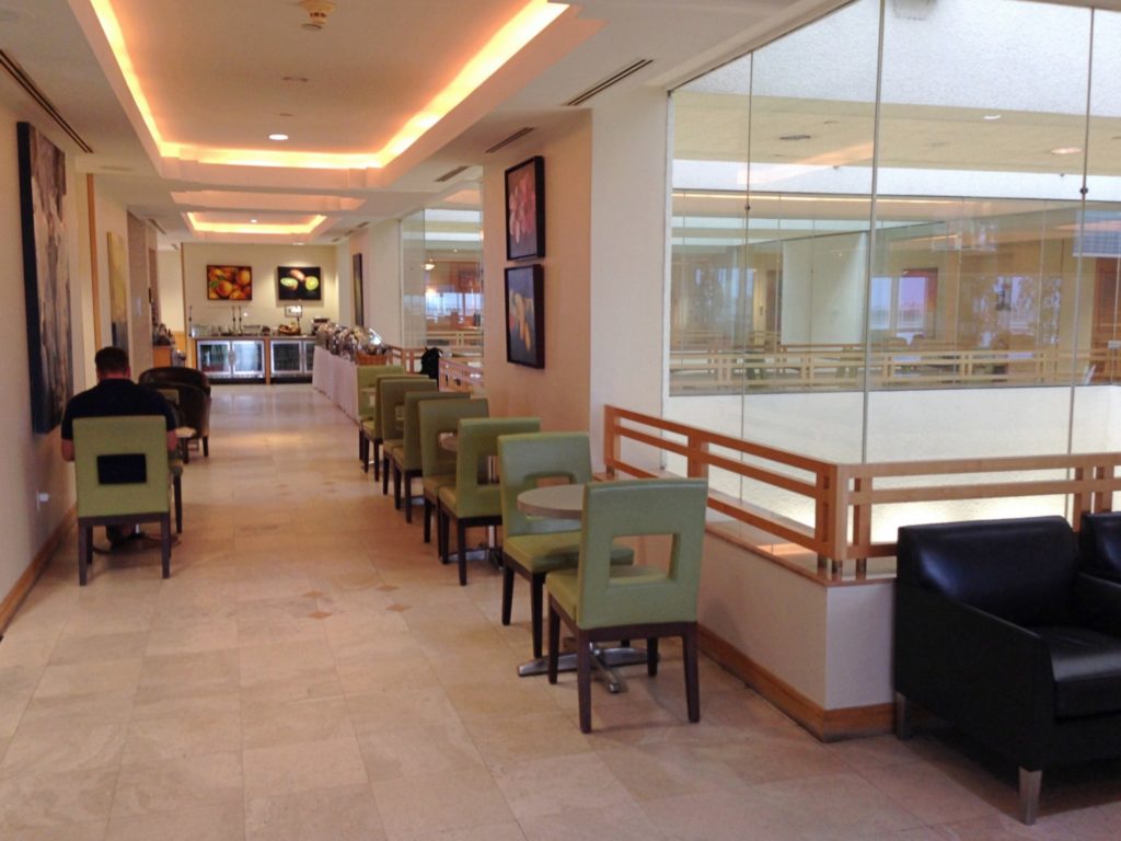 Sala VIP lounge oneworld en Terminal E de Miami - MIA-35