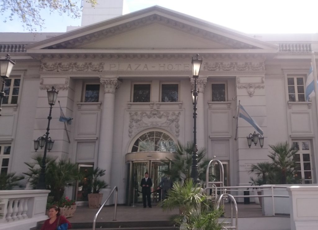 edificio en frente de una casa