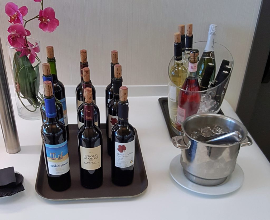 botella de vino sobre la mesa