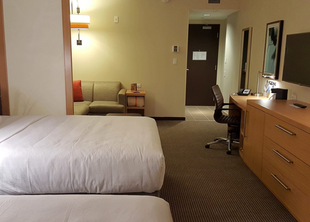 una cama en una habitación