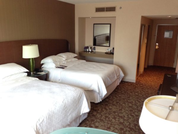 una cama en un cuarto de hotel
