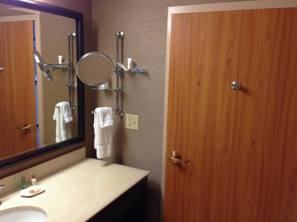 lavabo junto a una puerta de madera
