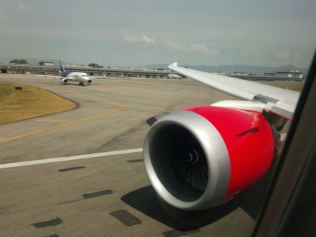 motor de un avión en la pista de aterrizaje