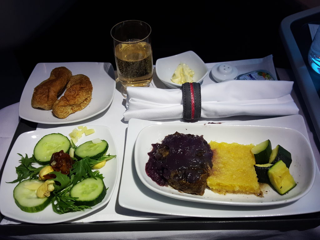 un plato con comida y bebidas
