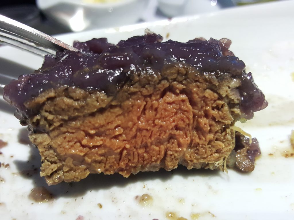 un plato con un pedazo de carne