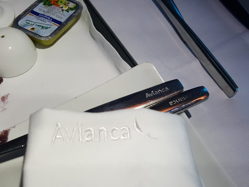 un celular sobre un libro