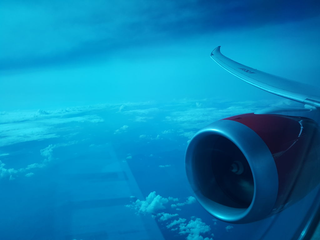 vista desde el interior de un avión volando sobre el agua