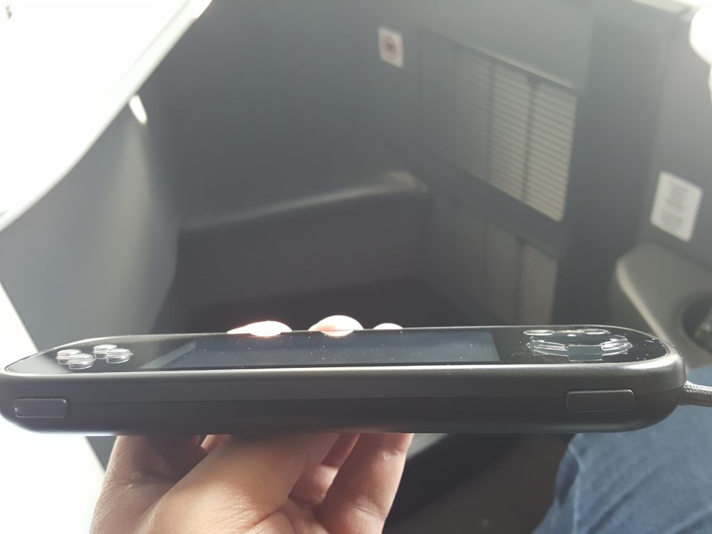 mano sosteniendo un aparato electrónico