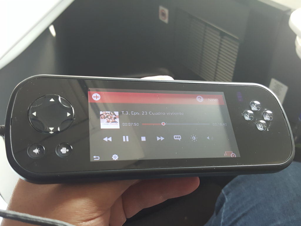 un celular en la mano