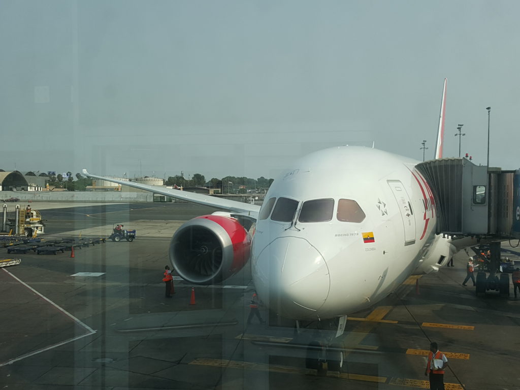 un avión en la pista de un aeropuerto