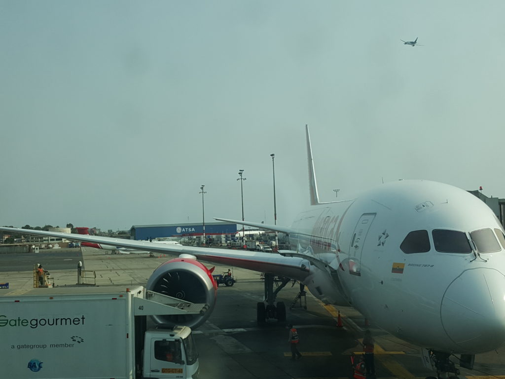 un avión está en el aeropuerto