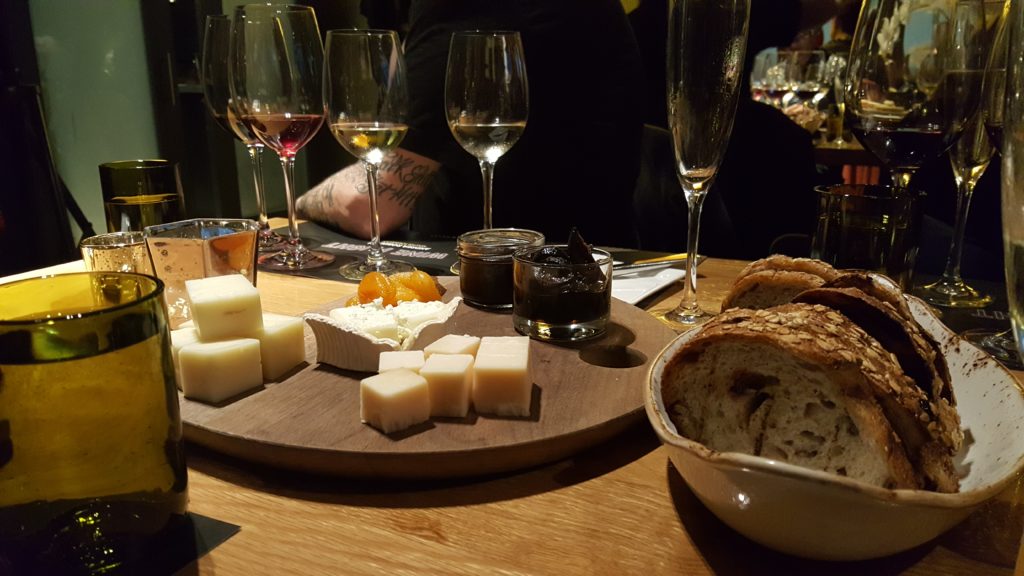 un plato con comida y vino en una copa
