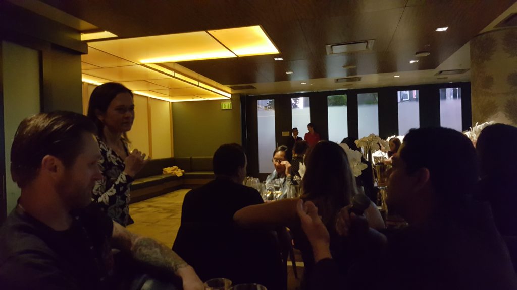 un grupo de personas en un restaurante