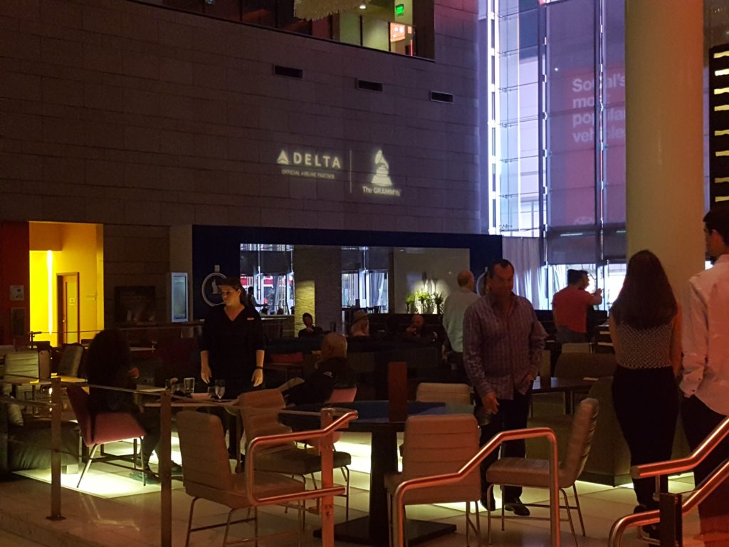 un grupo de personas en un restaurante