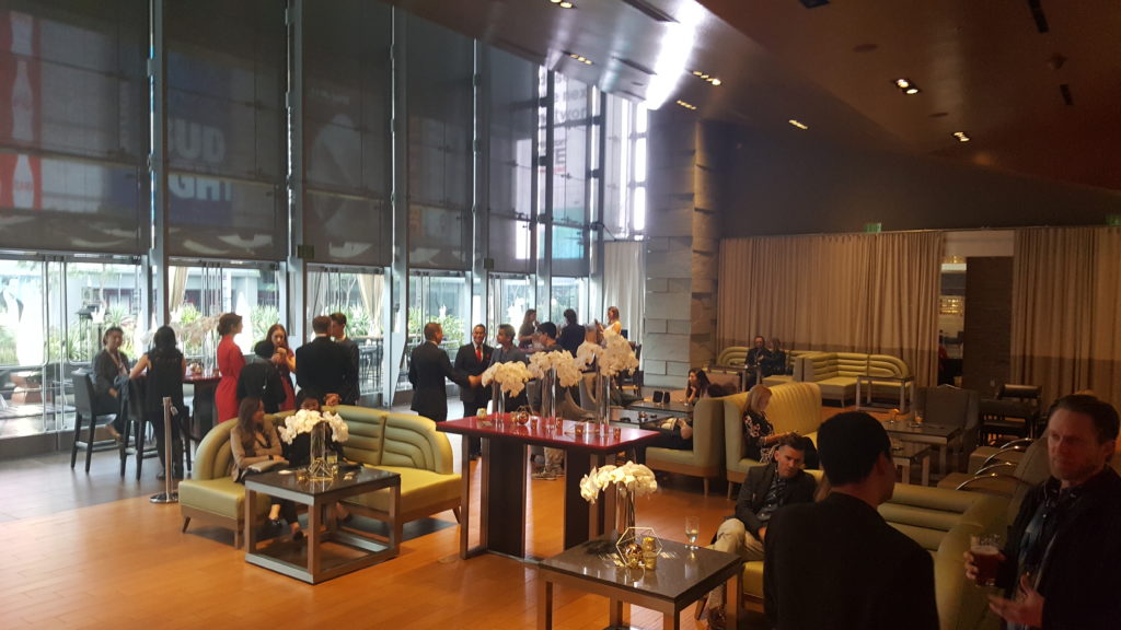 un grupo de personas sentadas en un restaurante