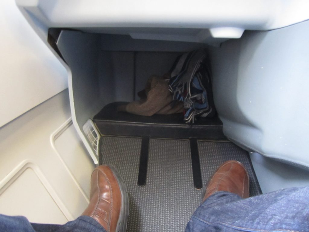 un par de zapatos en el asiento de un auto