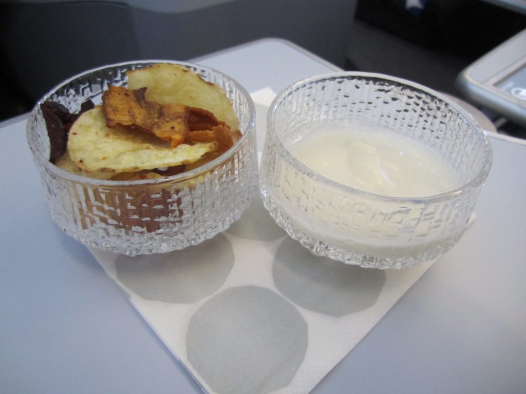 un plato con una taza de cafe