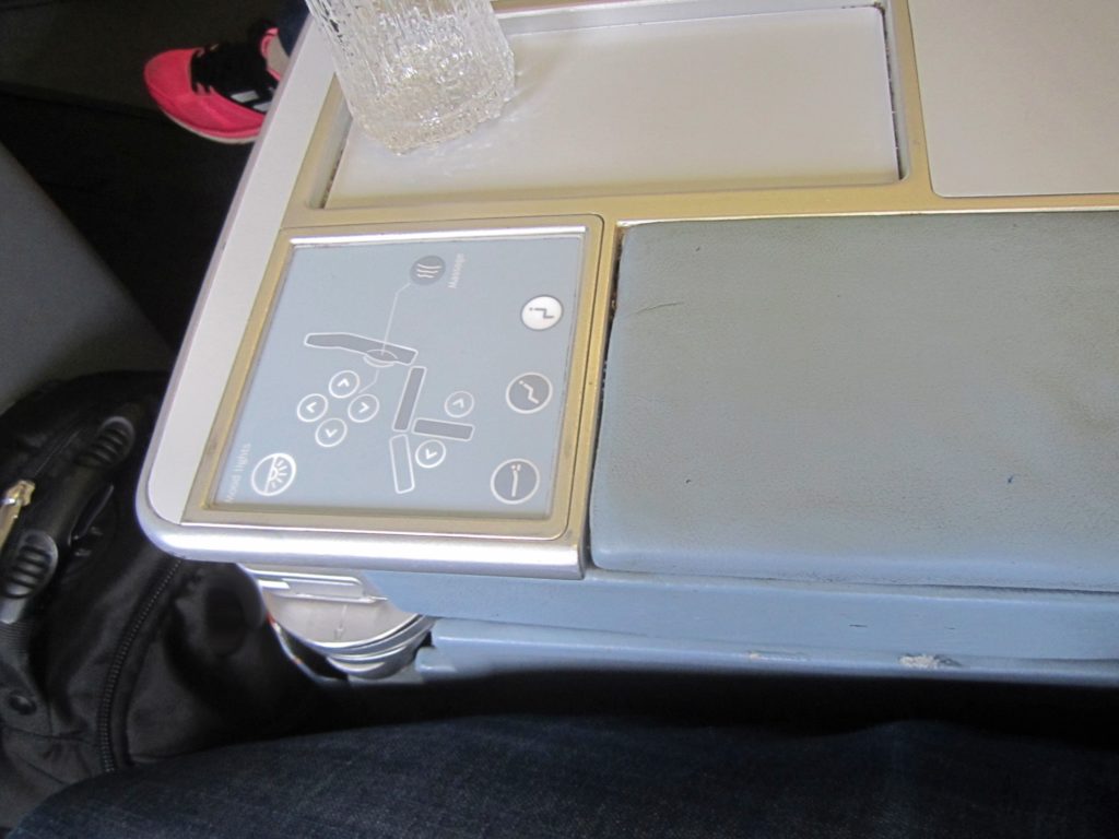 un microondas encima de una mesa