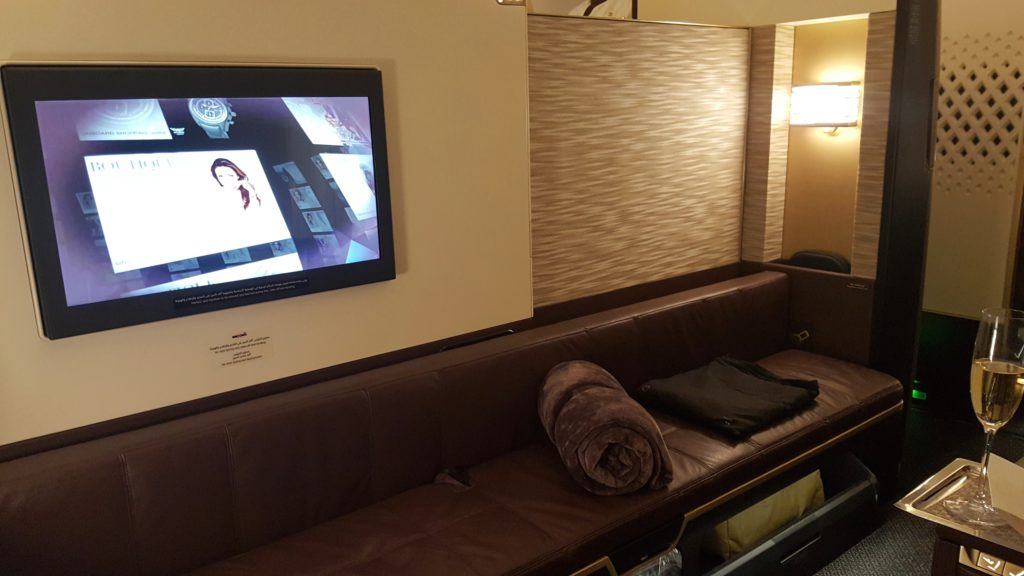 una pantalla de televisión encendida