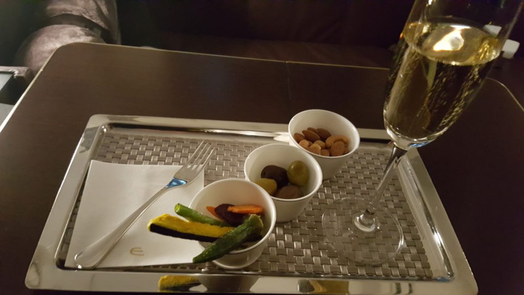 una bandeja con platos con alimentos y bebidas