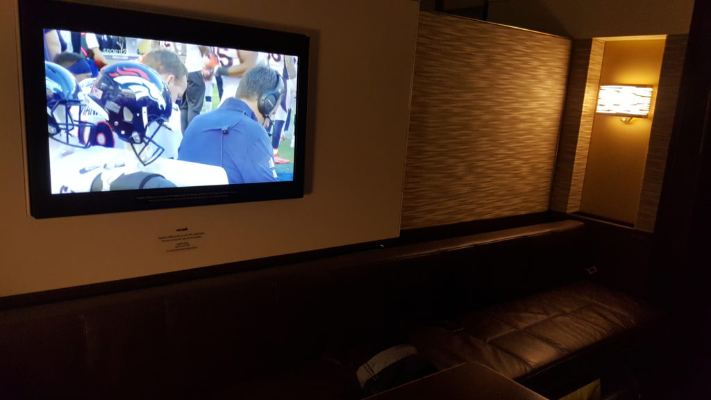 una pantalla de televisión encendida