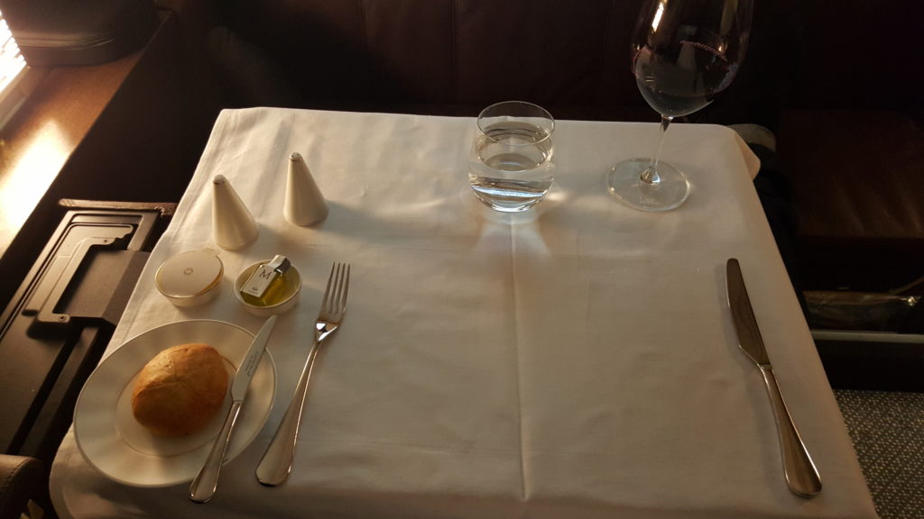 una taza de vino y una copa de vino en una mesa