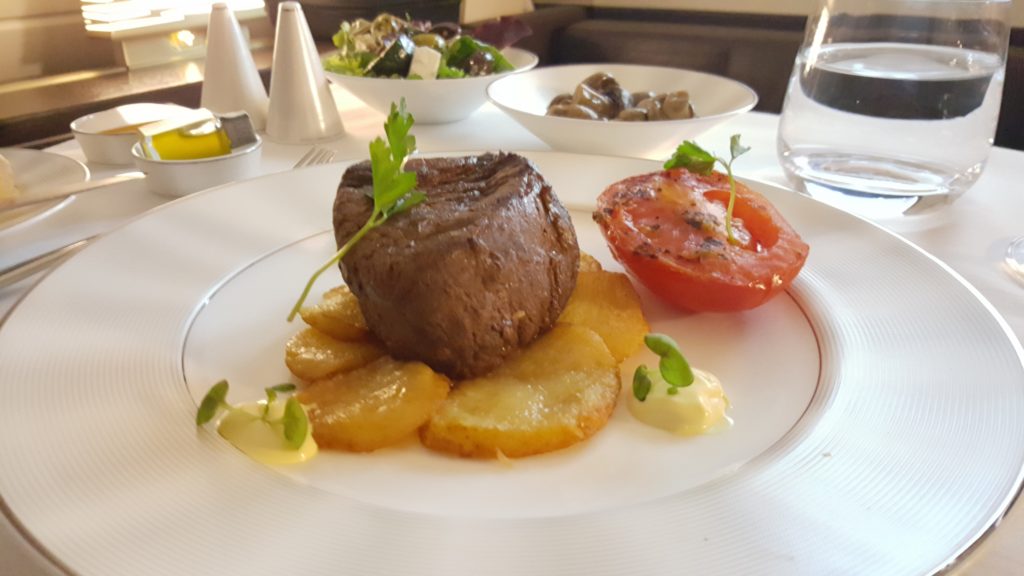 plato con comida sobre una mesa