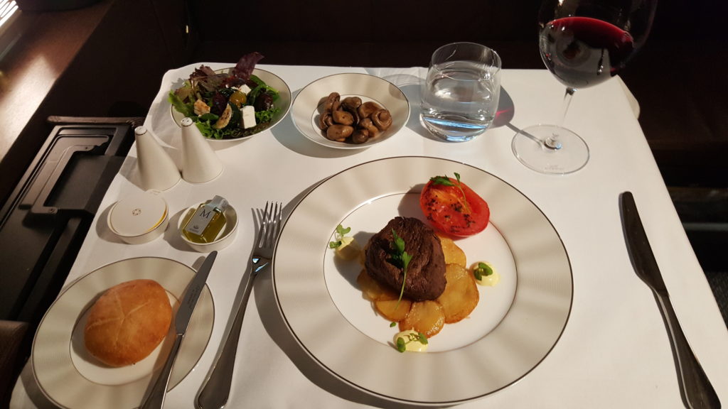 plato con diferentes tipos de comida en una mesa