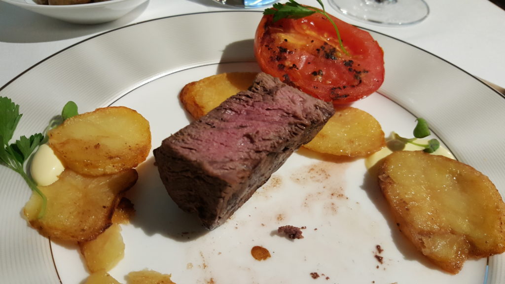 comida en un plato blanco