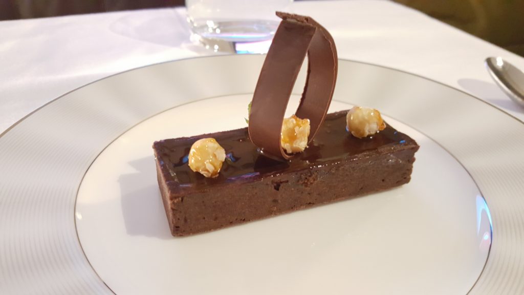un plato con una rebanada de pastel de chocolate