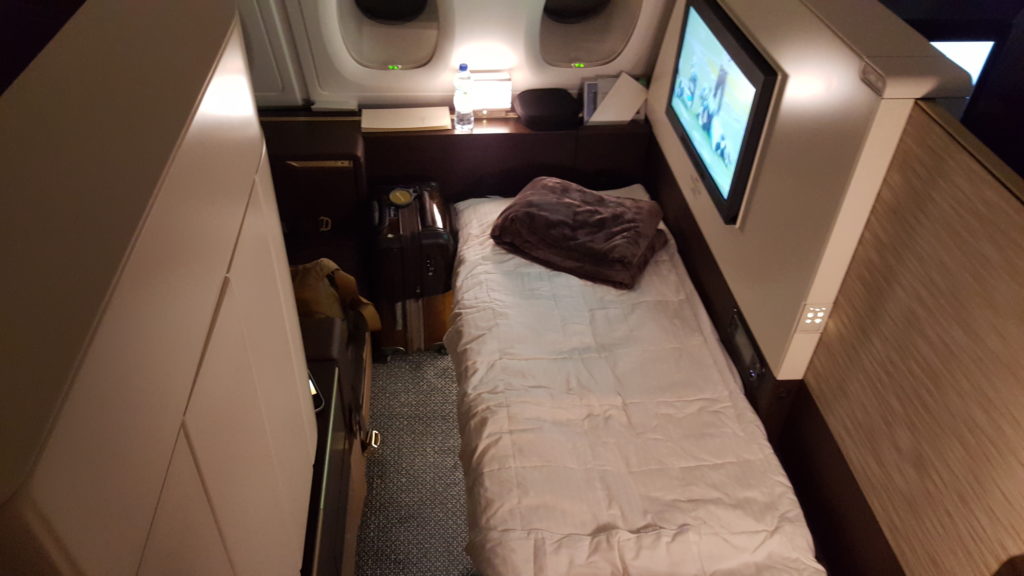un microondas encima de una cama