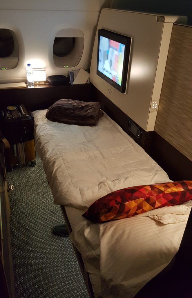 una cama en una habitación