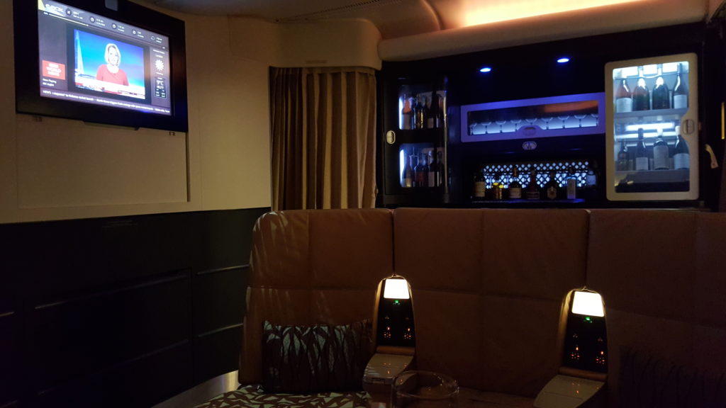pantalla de televisión encendida con la imagen de un video juego