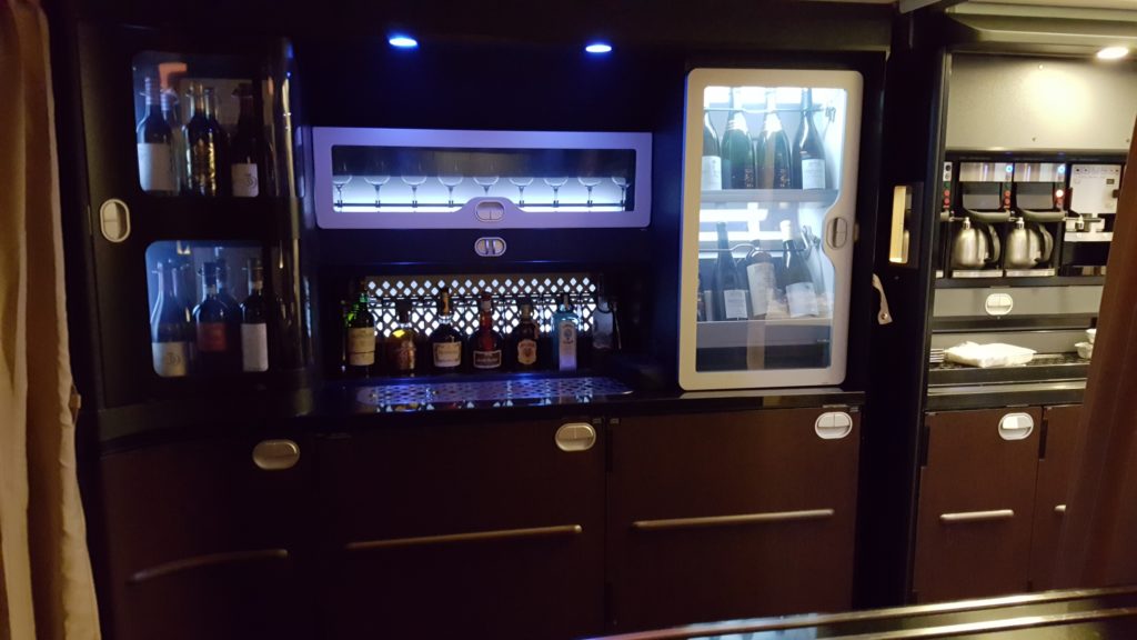 un refrigerador al lado de una ventana