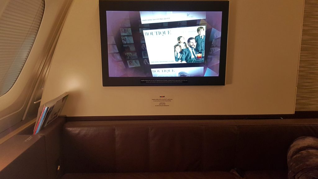 una pantalla de televisión encendida