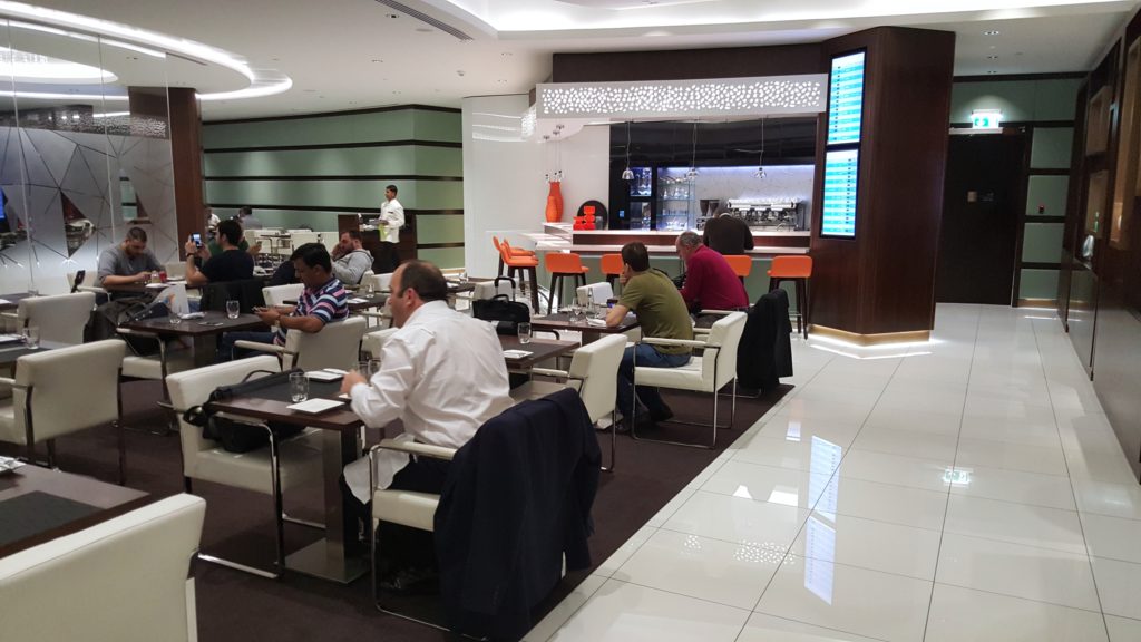 un grupo de personas sentadas en una oficina