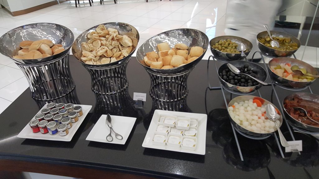 una mesa con comida