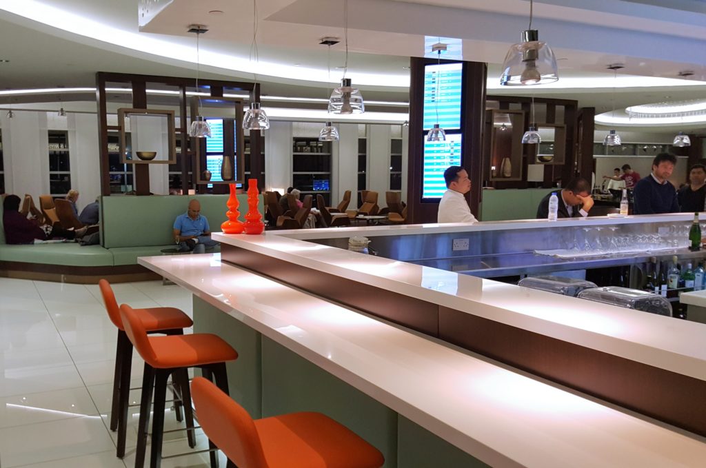 personas sentadas en una mesa